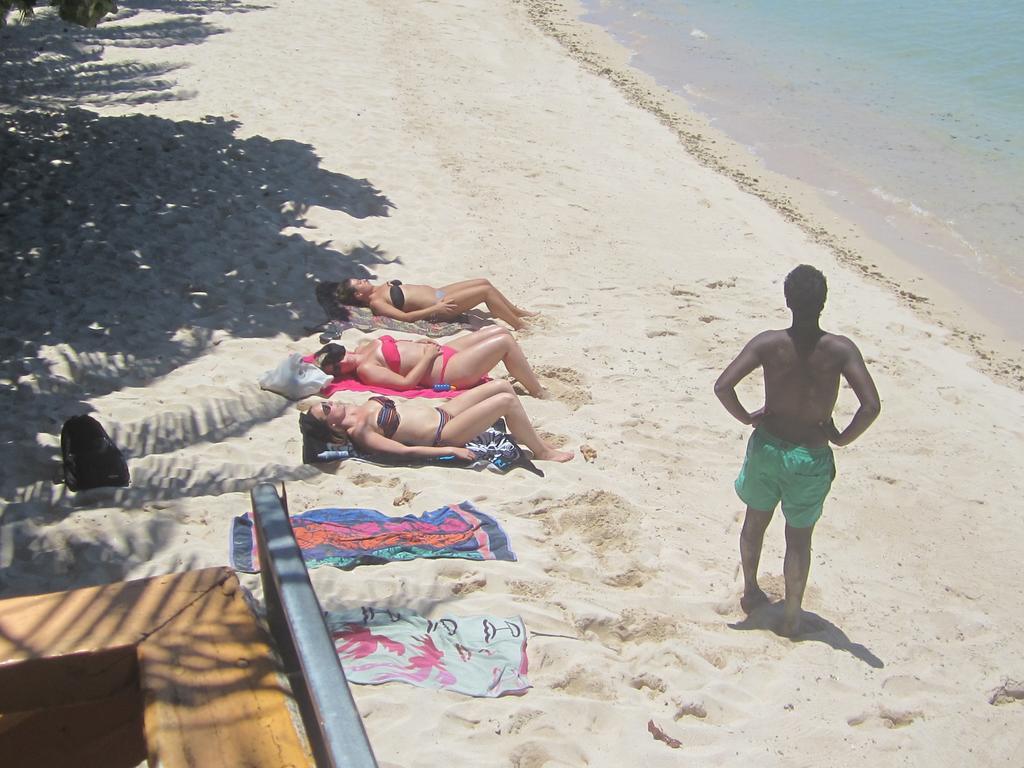 Vacations Beach Fale Hotel Manase Buitenkant foto