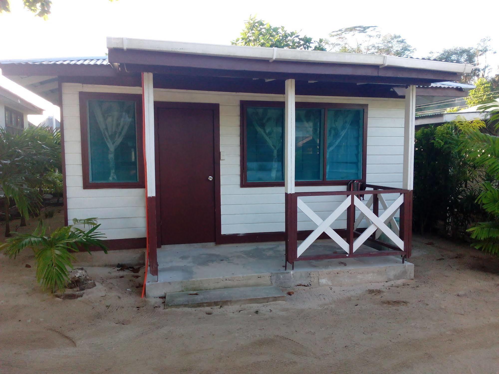 Vacations Beach Fale Hotel Manase Buitenkant foto