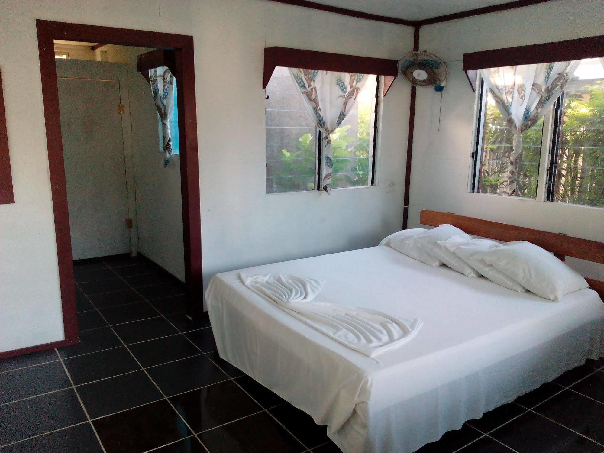 Vacations Beach Fale Hotel Manase Buitenkant foto